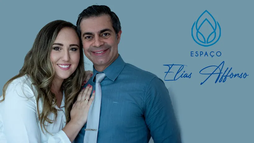 Os dois dentistas sócios da clínica, lado a lado, com o logo do Espaço Elias Affonso ao fundo